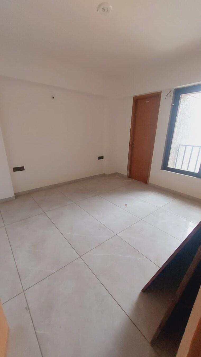 Room, sola road 4 Bedroom 290 Sq.Yd. Apartment In Sola Road Ahmedabad 9651005