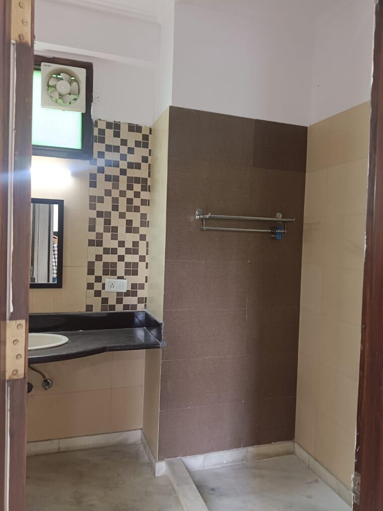 Bathroom, ansal-sushant-apartments 4 Bedroom 300 Sq.Yd. Builder Floor In Sushant Lok I Gurgaon 9650990