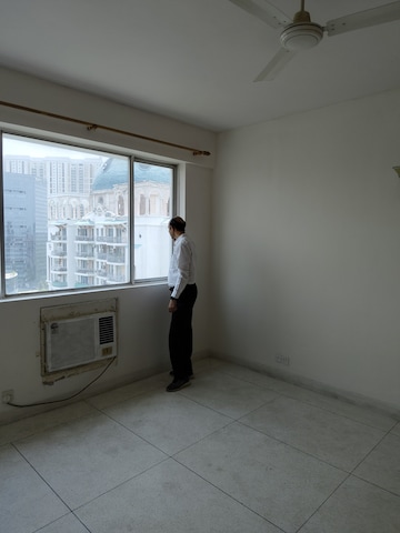 Room in 2 BHK Apartment at DLF The Princeton Estate, Dlf Phase V – for Sale