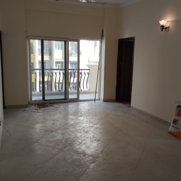 Room in 3.5 BHK Apartment at Sunshine Helios, Sector 78 – for Rent