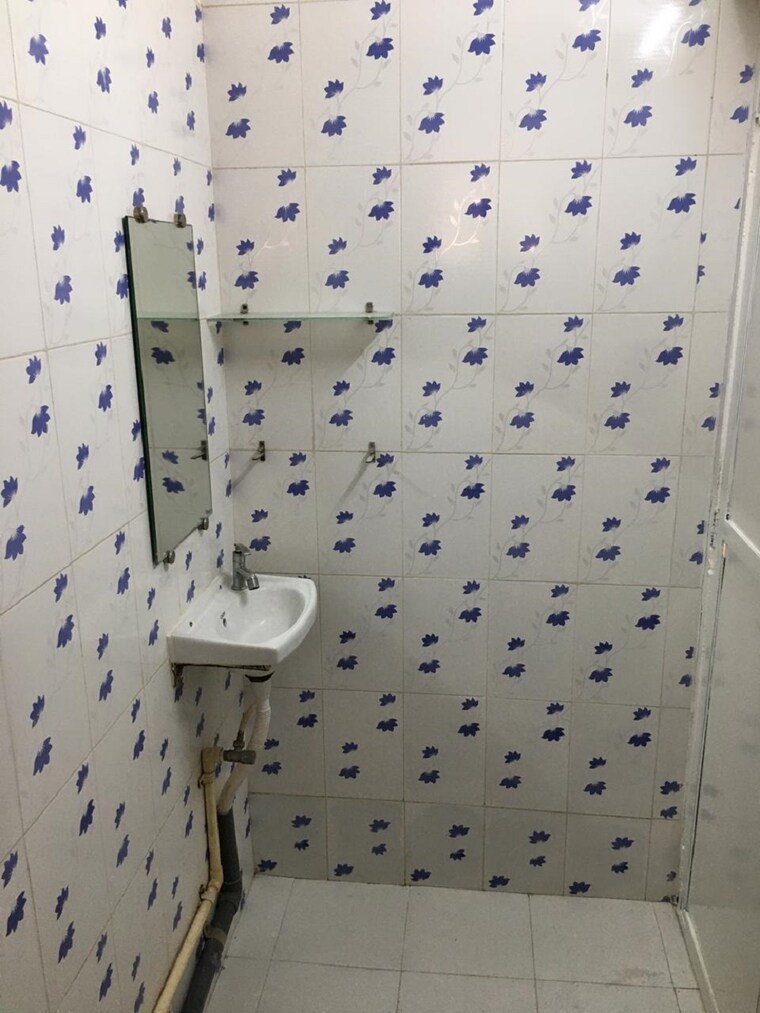 Bathroom, bandra west 1 RK 200 Sq.Ft. Apartment In Bandra West Mumbai 9651340