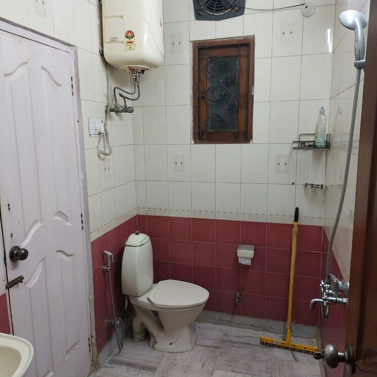 Bathroom, east of kailash 2 Bedroom 900 Sq.Ft. Independent House In East Of Kailash Delhi 9651408