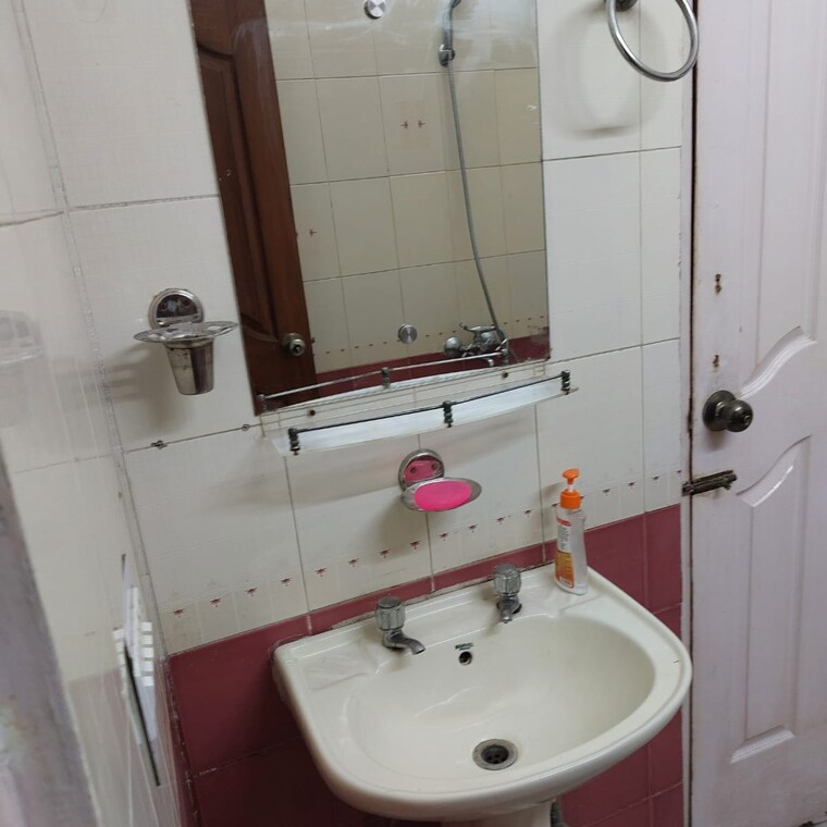 Bathroom, east of kailash 2 Bedroom 900 Sq.Ft. Independent House In East Of Kailash Delhi 9651408