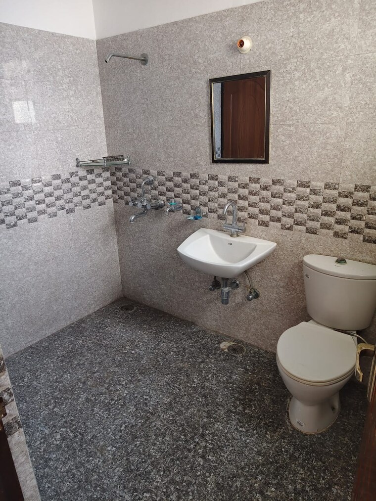 Bathroom, pir machalla 3 Bedroom 1900 Sq.Ft. Apartment In Pir Machalla Zirakpur 9651437