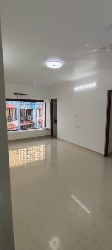 Room in 3 BHK Apartment at Sunrise Apartment Andheri West, Andheri West – for Rent