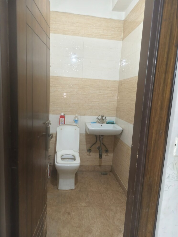 Bathroom, shakti khand 2 2 Bedroom 800 Sq.Ft. Builder Floor In Shakti Khand 2 Ghaziabad 9651438