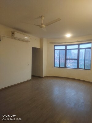 Room in 4 BHK Apartment at Vipul Belmonte, Sector 53 – for Sale