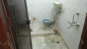 Bathroom in 1 BHK Builder Floor at Vaishali Sector 5 – for Rent