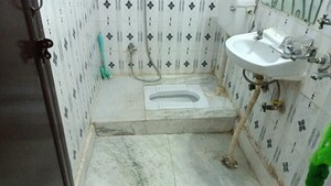 Bathroom in 1 BHK Builder Floor at Vaishali Sector 5 – for Rent