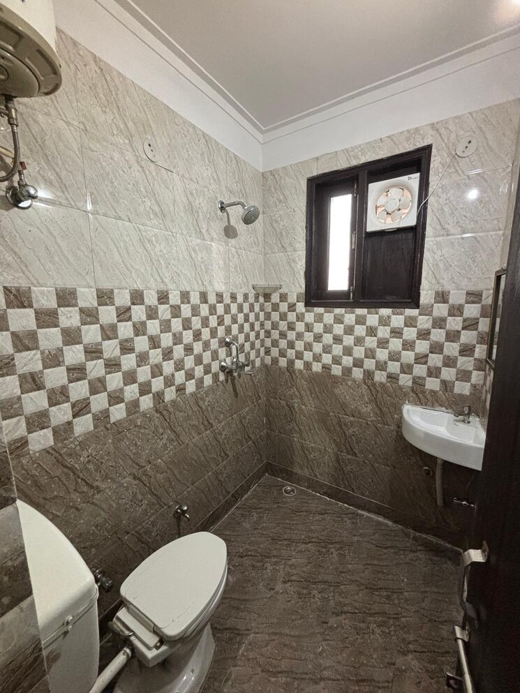 Bathroom, huda-staff-colony 2 Bedroom 1100 Sq.Ft. Builder Floor In Sector 46 Gurgaon 9651508