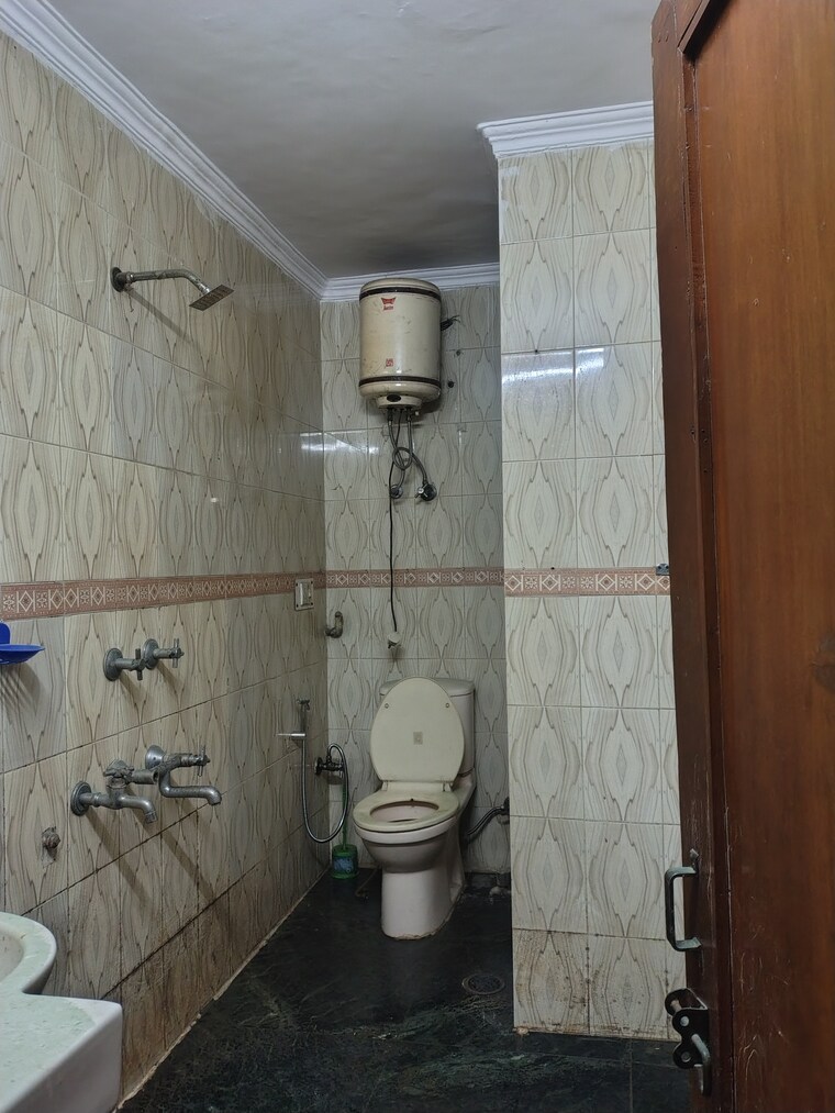 Bathroom, malviya nagar 2 Bedroom 1000 Sq.Ft. Builder Floor In Malviya Nagar Delhi 9648862