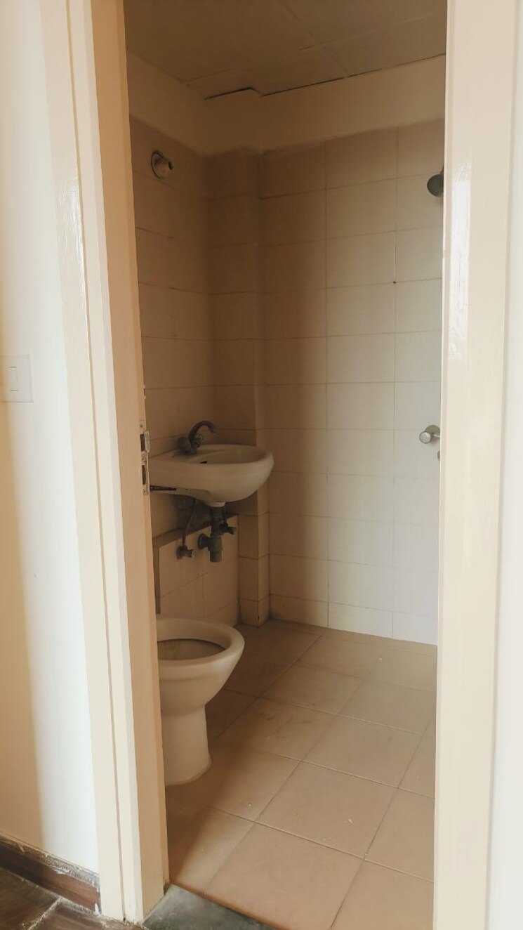 Attached Bathroom, sector 77 3 Bedroom 180 Sq.Yd. Apartment In Sector 77 Faridabad 9651655