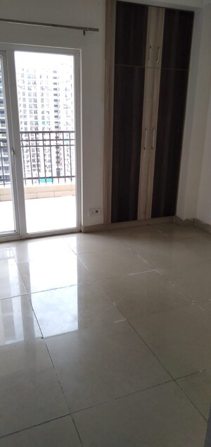 Room in 2 BHK Apartment at Ajnara Le Garden, Sector 16b Greater Noida – for Rent