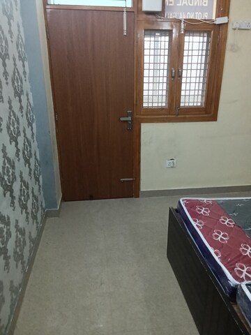 Room in 2 BHK Builder Floor at Phi Iv Greater Noida – for Rent