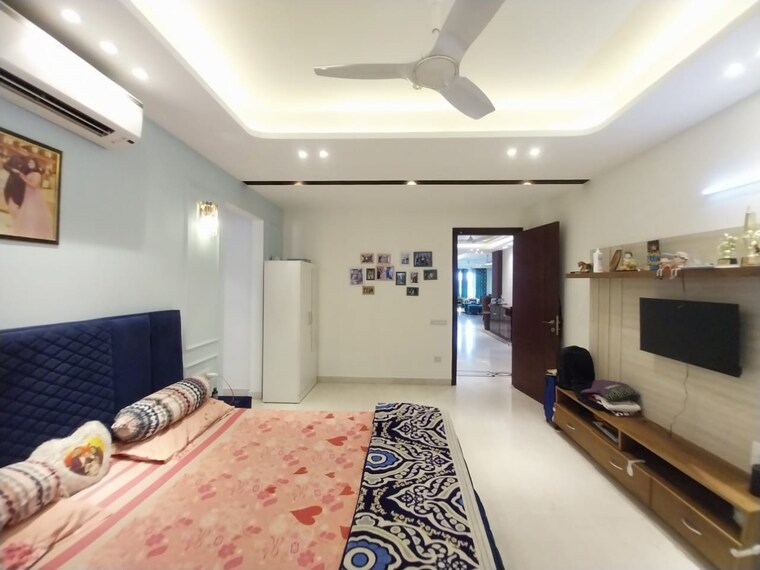 Bedroom, sushant lok i 4 Bedroom 300 Sq.Yd. Builder Floor In Sushant Lok I Gurgaon 9652013