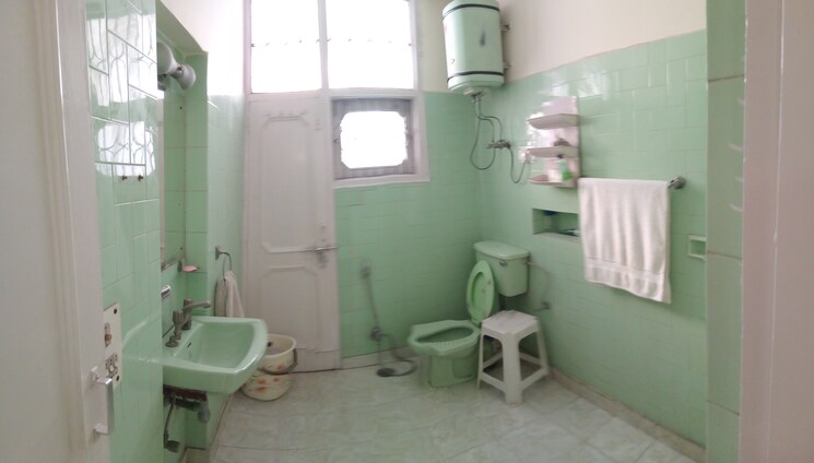 Bathroom, sector 17a 3 Bedroom 2500 Sq.Ft. Builder Floor In Sector 17a Gurgaon 9652306