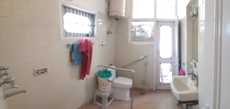 Bathroom, sector 17a 3 Bedroom 2500 Sq.Ft. Builder Floor In Sector 17a Gurgaon 9652306