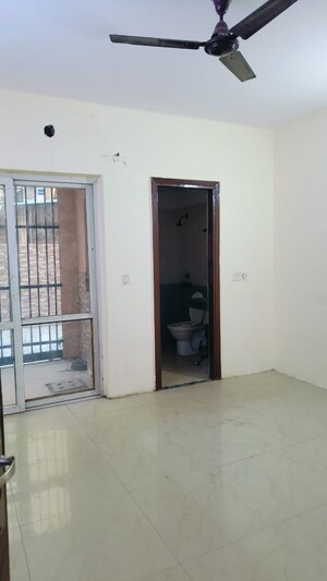 Room in 3 BHK Apartment at Sector 75 – for Rent