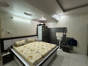 Bedroom in 2 BHK Apartment at Hazratganj – for Rent