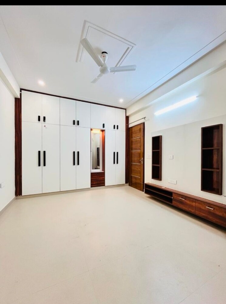 Room, sector 37 4 Bedroom 320 Sq.Yd. Builder Floor In Sector 37 Faridabad 9652335