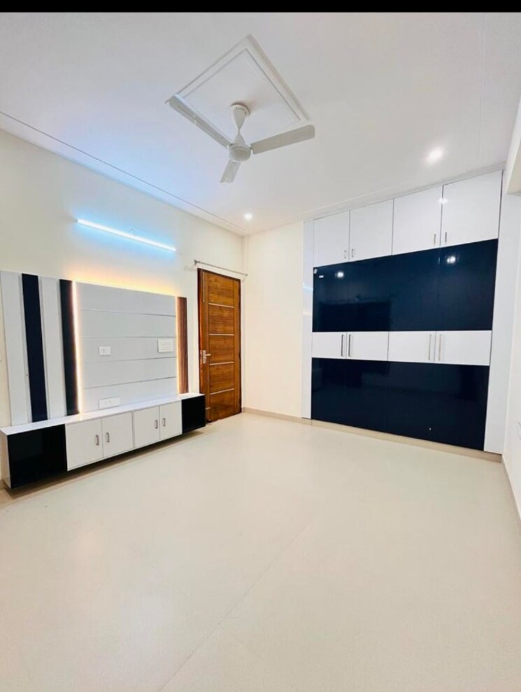 Room, sector 37 4 Bedroom 410 Sq.Yd. Builder Floor In Sector 37 Faridabad 9652343