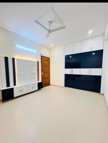 Room in 4 BHK Builder Floor at Sector 37 – for Sale