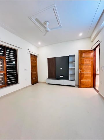 Room in 4 BHK Builder Floor at Sector 37 – for Sale