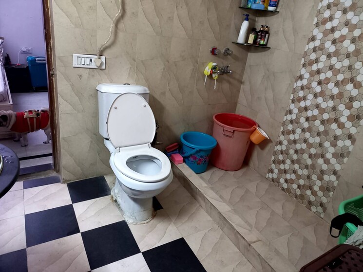 Bathroom, palam extension 3 Bedroom 1300 Sq.Ft. Builder Floor In Palam Extension Delhi 9652594