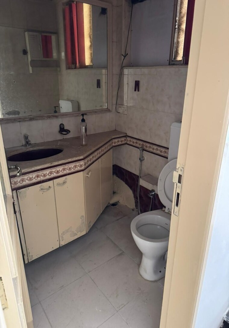 Bathroom, south city 1 3 Bedroom 1305 Sq.Ft. Builder Floor In South City 1 Gurgaon 9652806