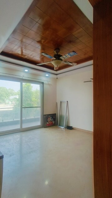Room in 3 BHK Builder Floor at Sector 85 – for Rent