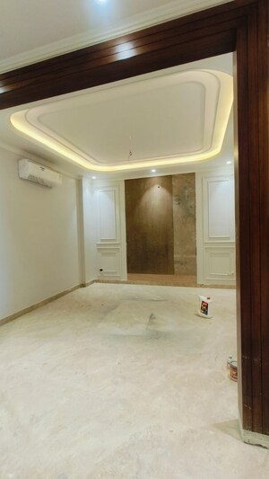 Room in 3 BHK Builder Floor at Sector 85 – for Rent