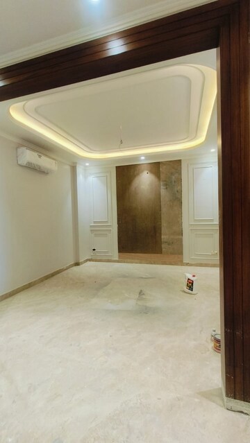 Room in 3 BHK Builder Floor at Sector 85 – for Rent