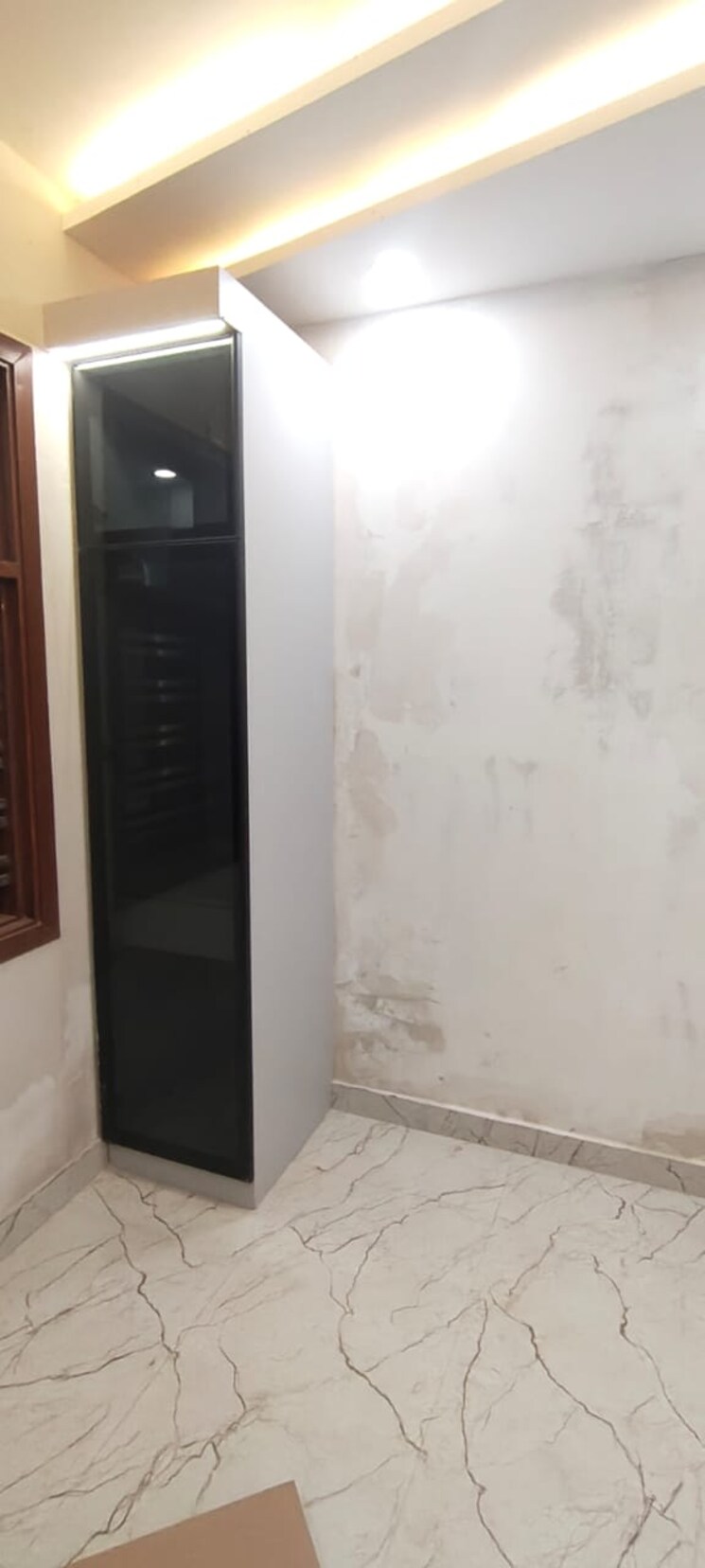 Room, dwarka mor 3 Bedroom 70 Sq.Yd. Builder Floor In Dwarka Mor Delhi 9653075