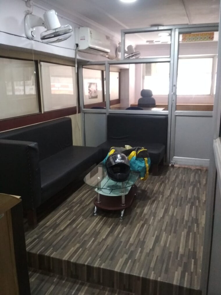  Parking, exhibition road Commercial Office Space 900 Sq.Ft. In Exhibition Road Patna 9653246