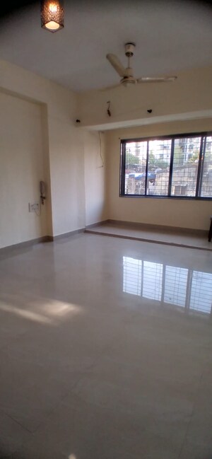 Room in 1.5 BHK Apartment at Gaurav Garden I, Kandivali West – for Rent