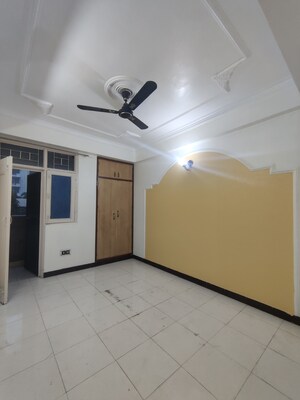 Room in 2 BHK Apartment at Gaurs Galaxy, Vaishali Sector 5 – for Rent