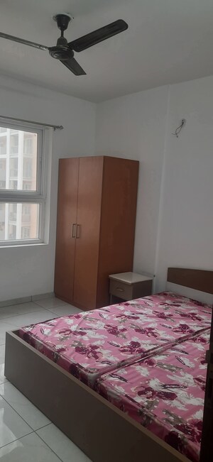 Room in 2 BHK Apartment at Gomti Nagar – for Rent