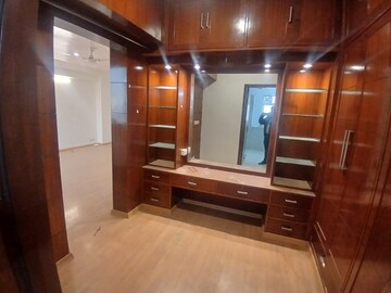 Living Room in 4 BHK Apartment at DLF The Royalton Tower, Dlf Phase V – for Rent