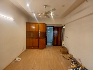 Room in 4 BHK Apartment at DLF The Royalton Tower, Dlf Phase V – for Rent