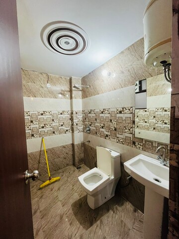 Bathroom in 2 BHK Builder Floor at Sector 40 – for Rent