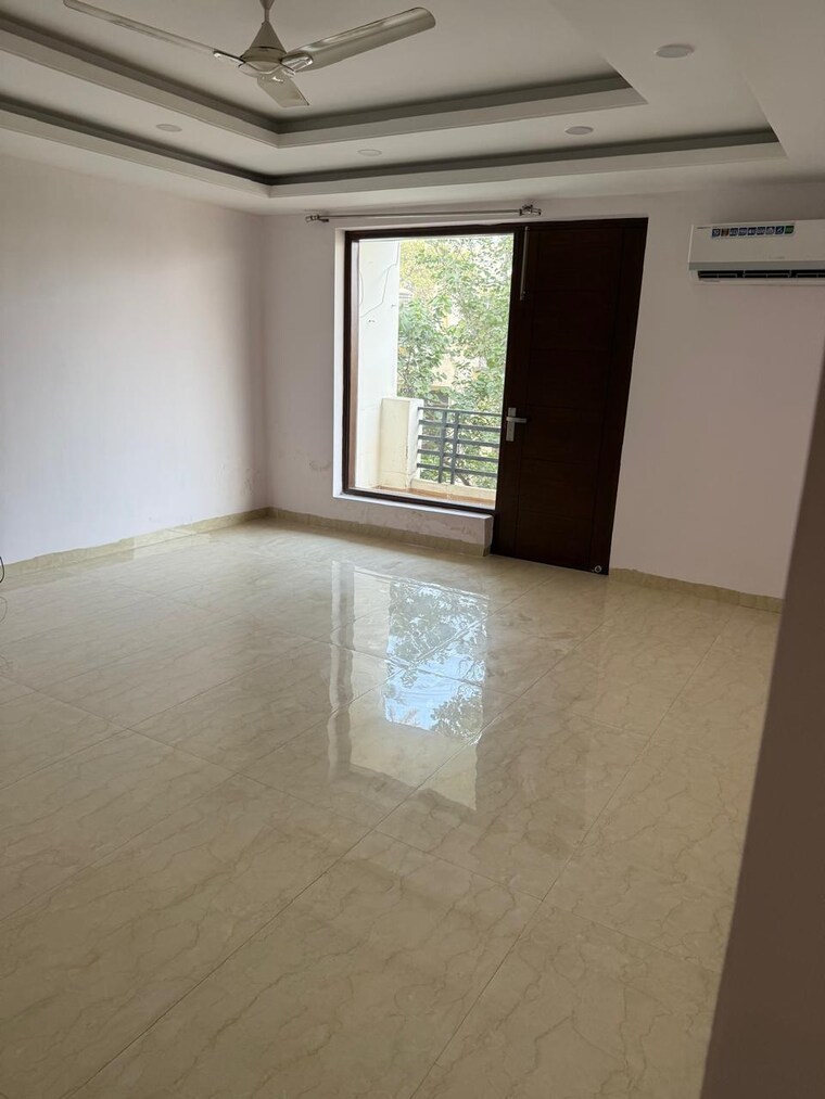 Room, palam vihar 4 Bedroom 520 Sq.Yd. Builder Floor In Palam Vihar Gurgaon 9653813