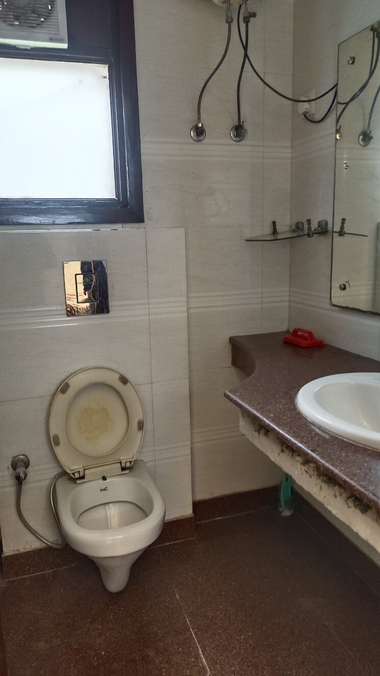 Bathroom, old rajinder nagar 3 Bedroom 820 Sq.Ft. Builder Floor In Old Rajinder Nagar Delhi 9653904