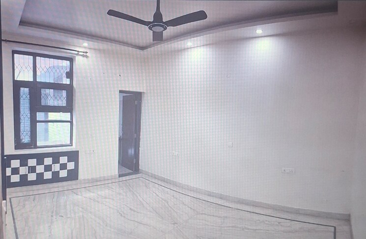 Room, sector 36 3 Bedroom 250 Sq.Mt. Builder Floor In Sector 36 Noida 9653913