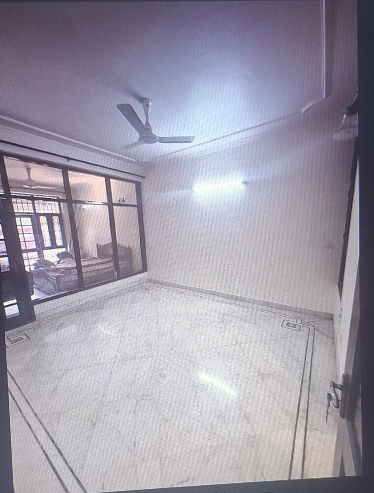 Room, sector 36 3 Bedroom 250 Sq.Mt. Builder Floor In Sector 36 Noida 9653907