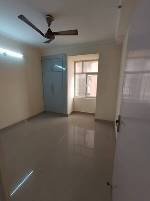 Room in 3 BHK Apartment at Gaur City 2 - 14th Avenue, Sector 16c Greater Noida – for Rent
