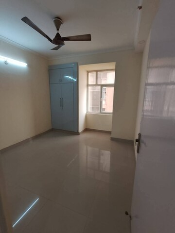 Room in 3 BHK Apartment at Gaur City 2 - 14th Avenue, Sector 16c Greater Noida – for Rent
