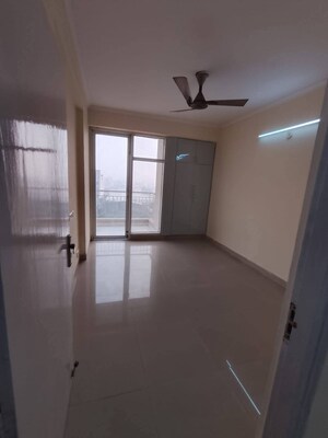 Room in 3 BHK Apartment at Gaur City 2 - 14th Avenue, Sector 16c Greater Noida – for Rent