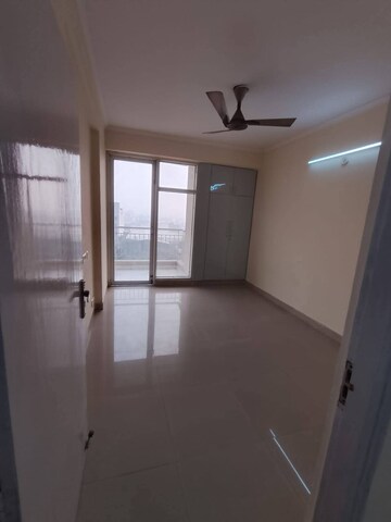 Room in 3 BHK Apartment at Gaur City 2 - 14th Avenue, Sector 16c Greater Noida – for Rent