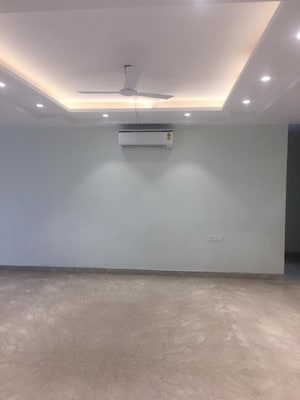 Room in 3 BHK Builder Floor at RWA Azadpur Colony, Model Town – for Rent