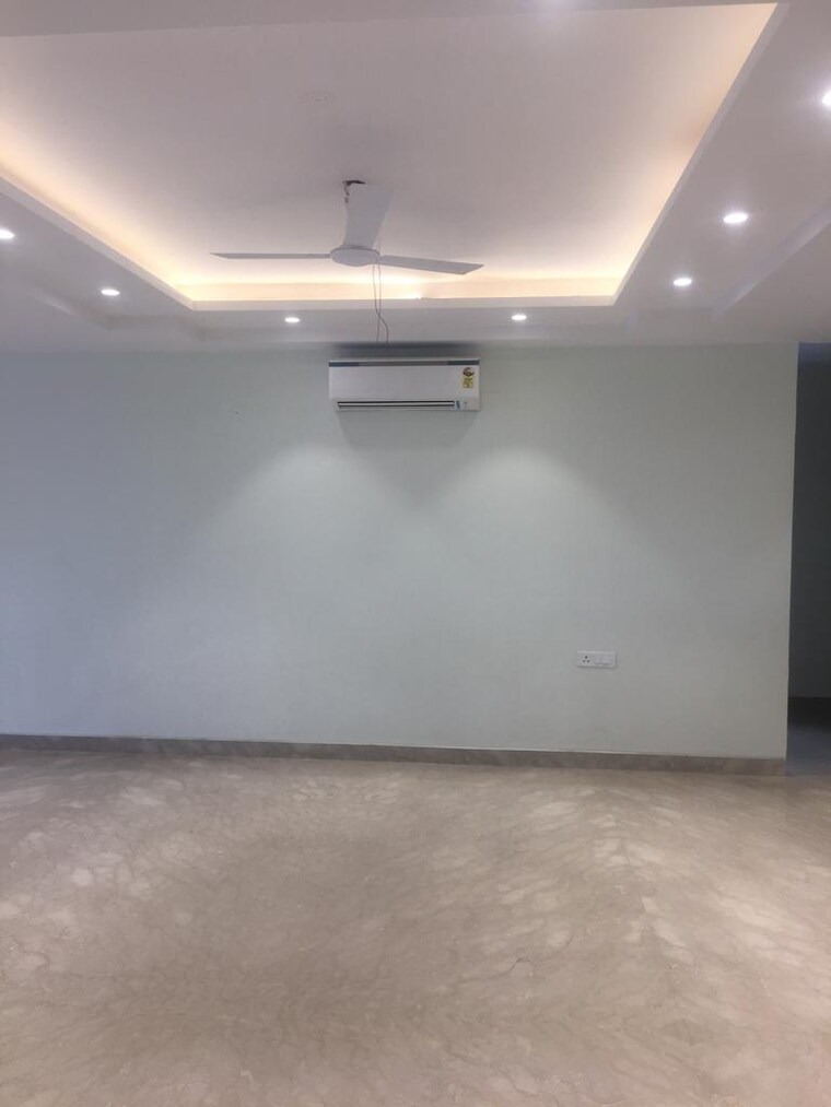 Room, rwa-azadpur-colony 3 Bedroom 200 Sq.Yd. Builder Floor In Model Town Delhi 9653925